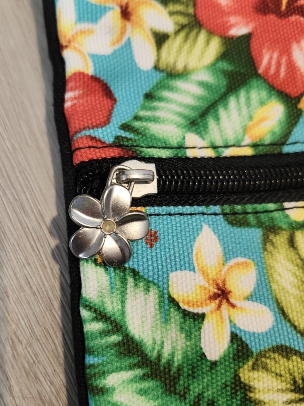island Impressions Crossbody Bag Hawaiian Floral Tropical 7x9 Adjustable Strap - Picture 4 of 10